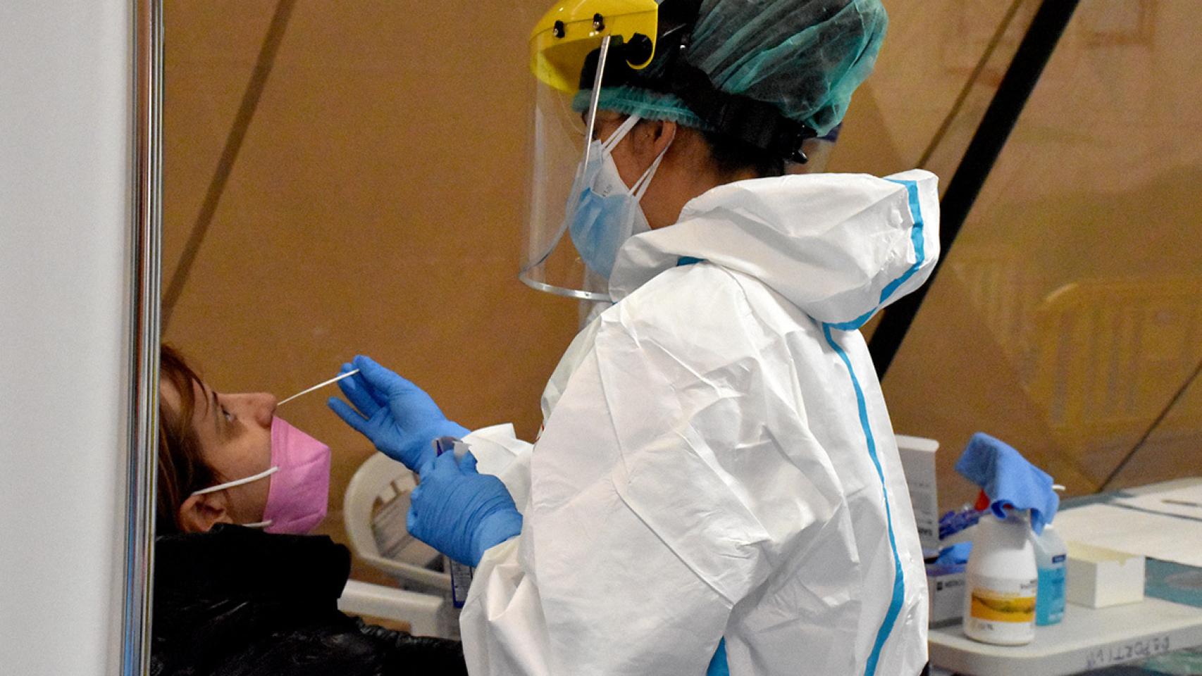 Una enfermera hace un test COVID durante el cribado masivo de Zamora