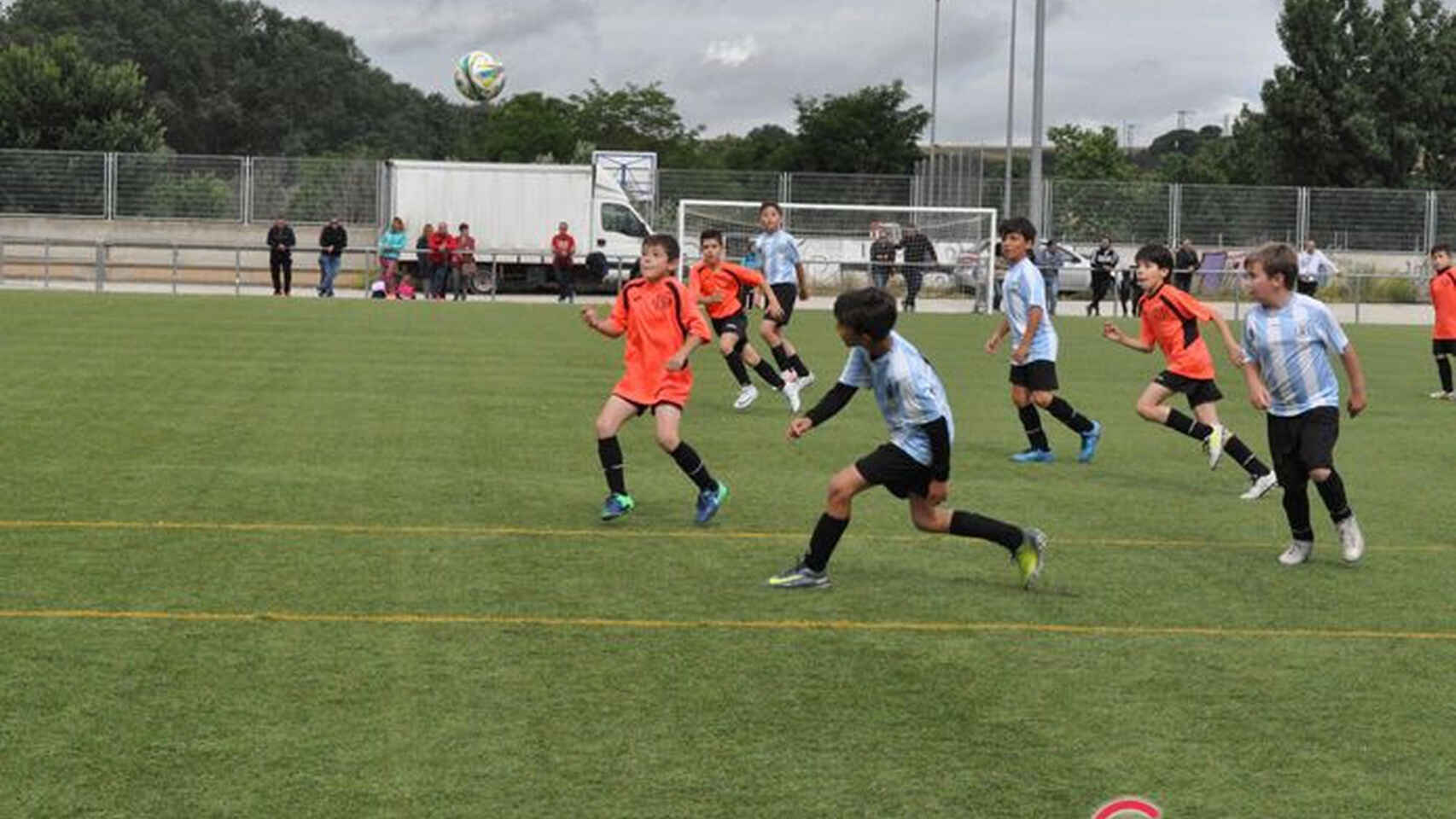 Niños jugando al fútbol