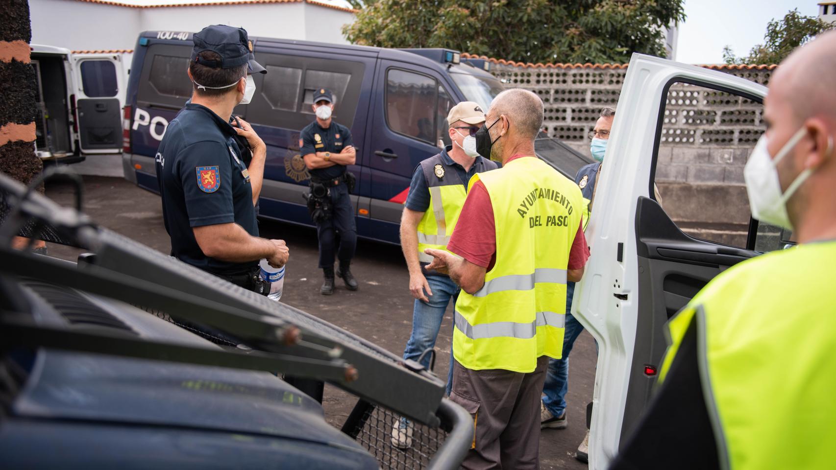 Pablo habla amigablemente con policías a los que les lleva avituallamiento.