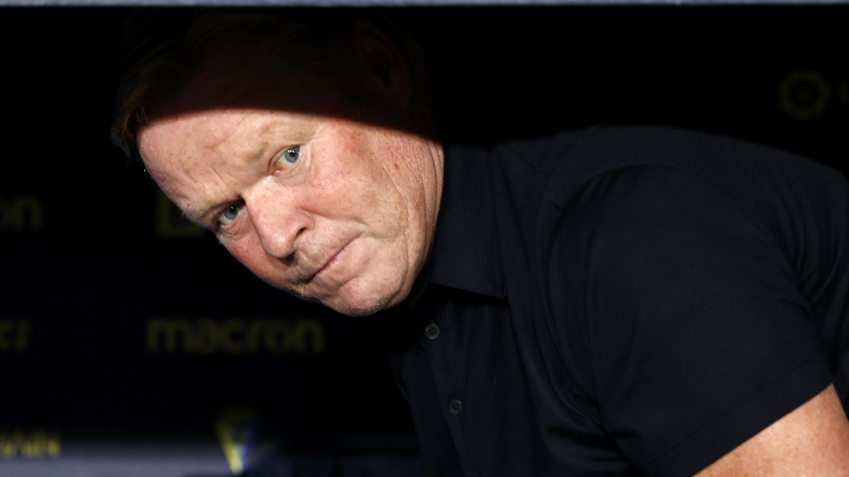 Koeman, colocándose en el banquillo