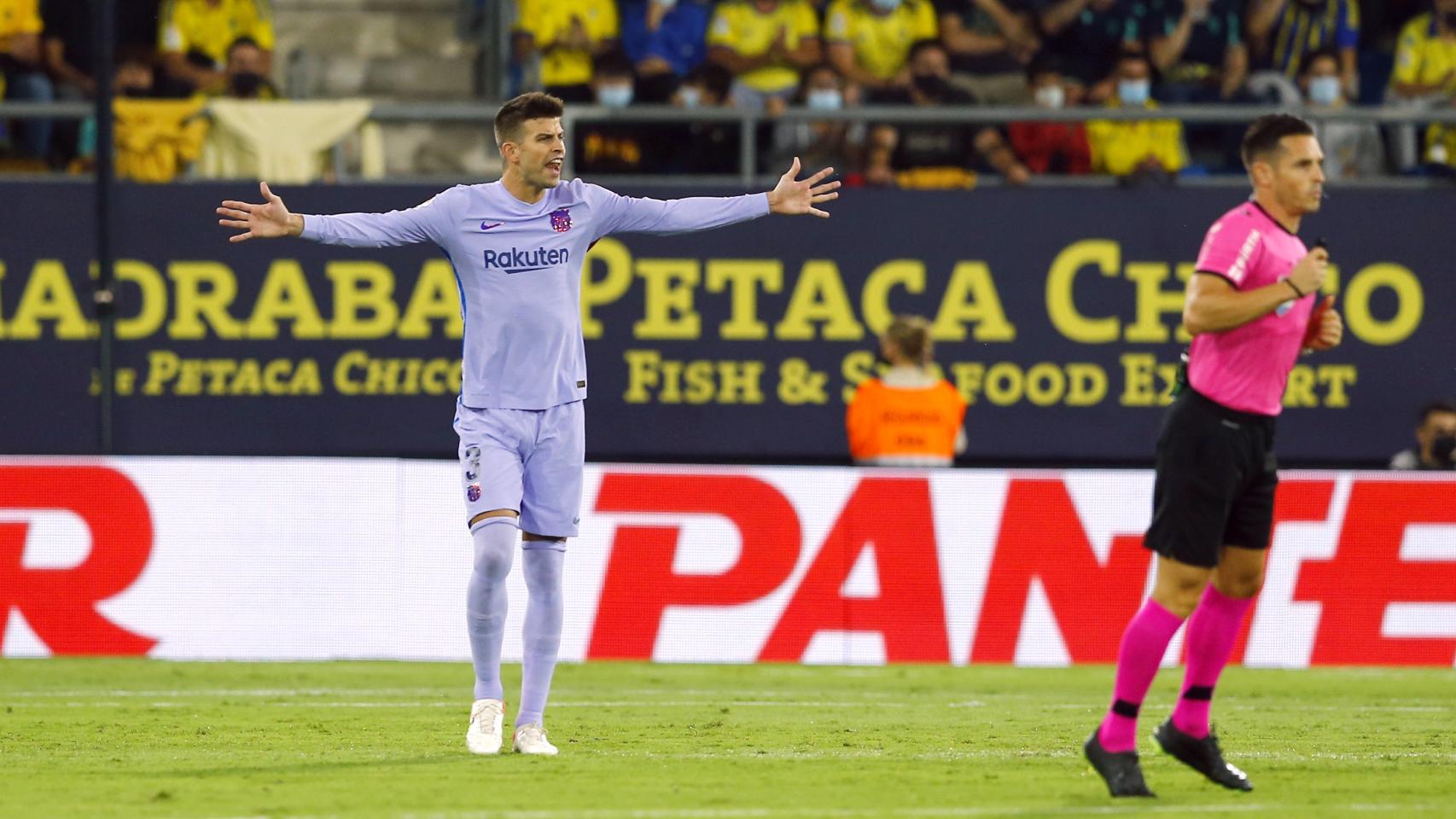 Piqué dando indicaciones a la defensa del Barça