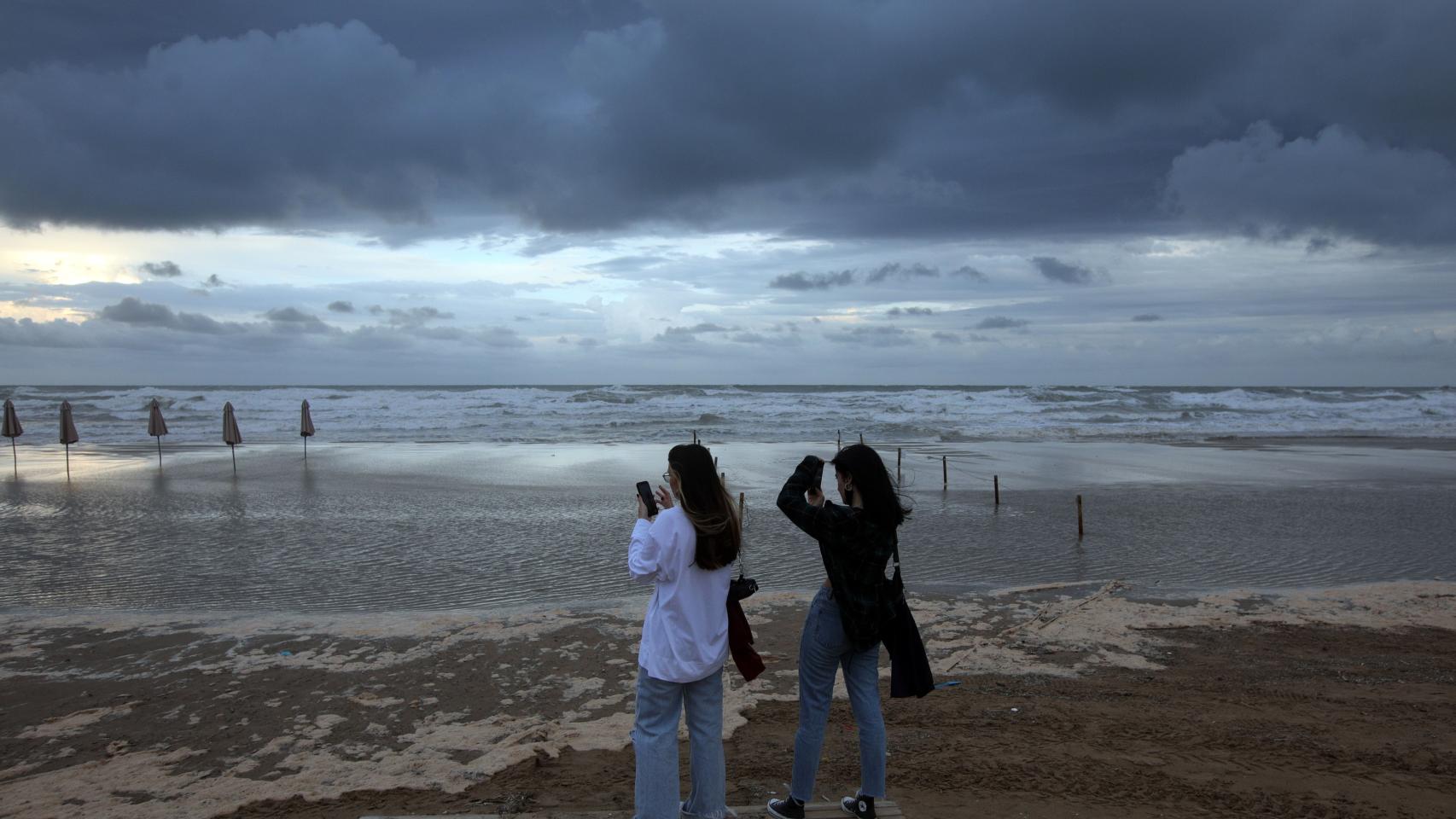 Aemet rebaja la alerta de nivel naranja a amarillo en la Comunidad Valenciana tras una noche con fuertes tormentas.