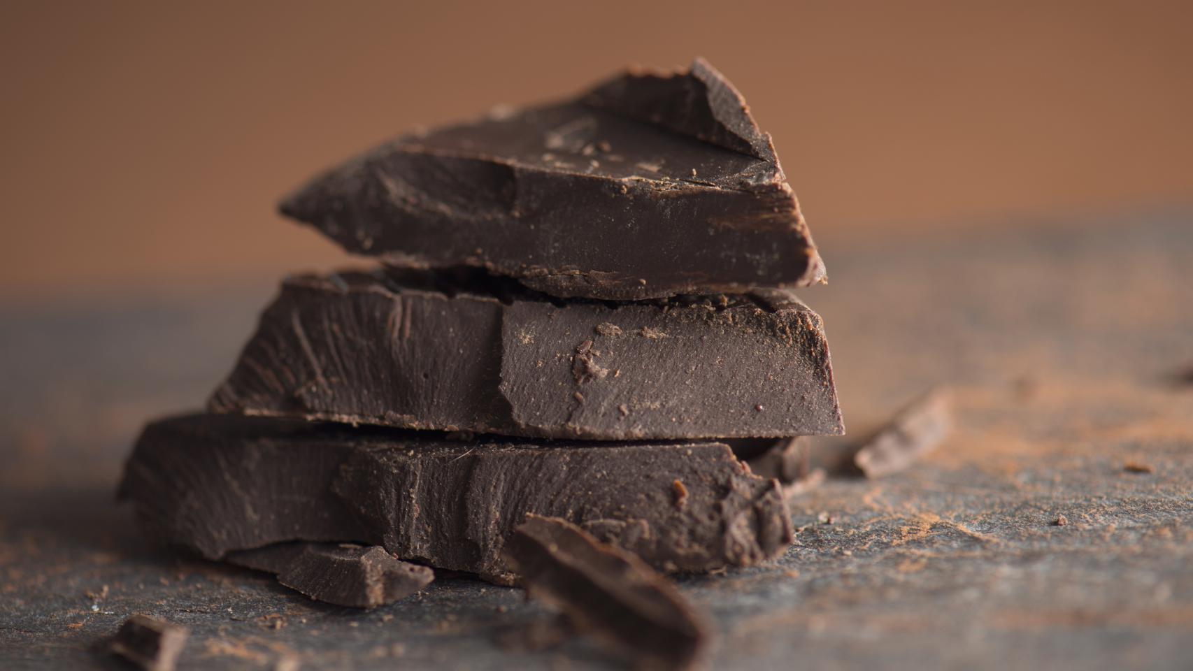 Onzas de chocolate negro apiladas una sobre otra.