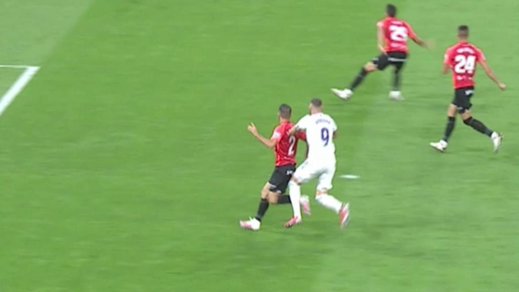 Gol anulado a Karim Benzema por falta previa