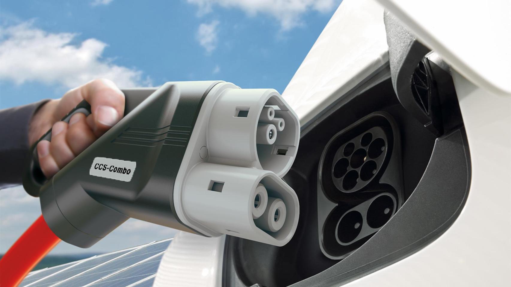 Recarga de un coche eléctrico.