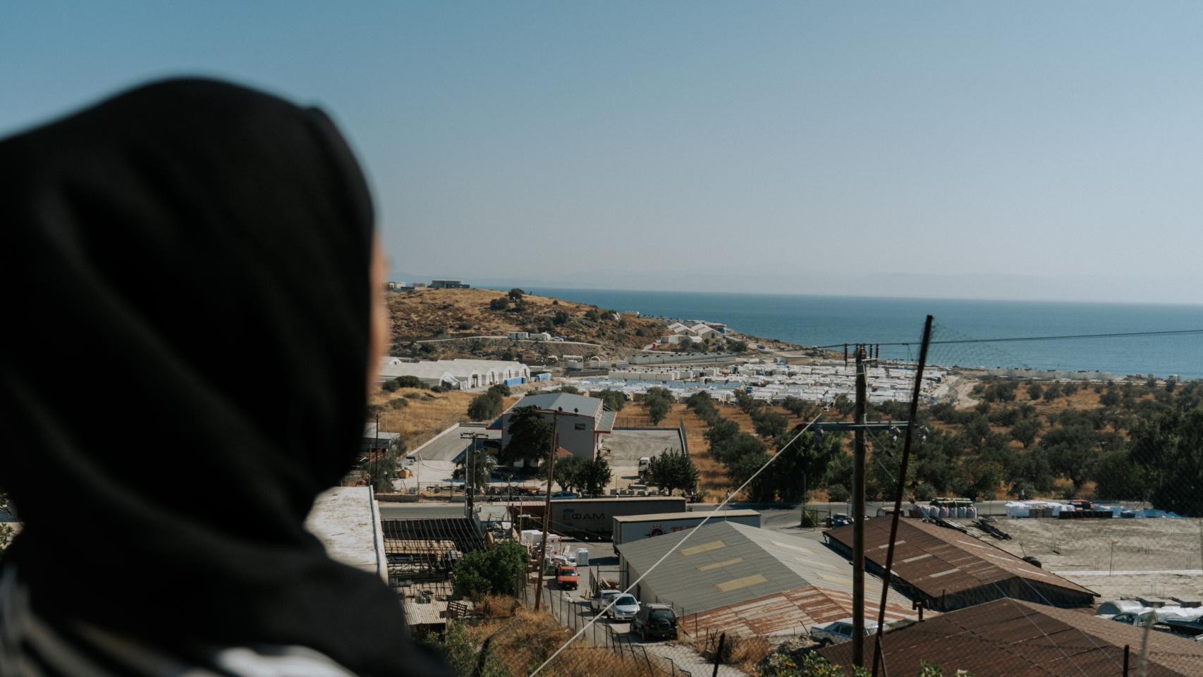 Mariam, refugiada afgana que llegó a Grecia hace dos años con su familia, se muestra preocupada por la salud mental de su hija.
