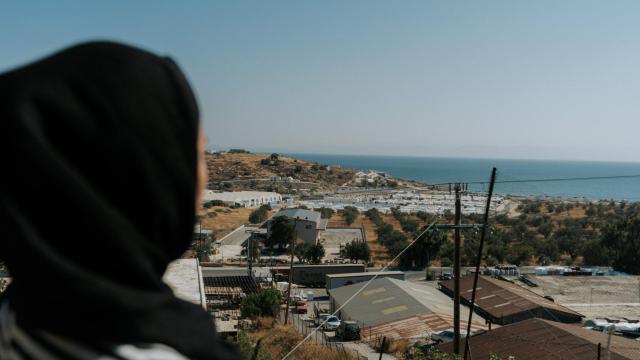 Mariam, refugiada afgana que llegó a Grecia hace dos años con su familia, se muestra preocupada por la salud mental de su hija.