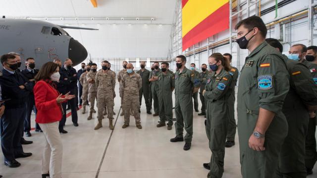 La ministra, en su visita a la base zaragozana.