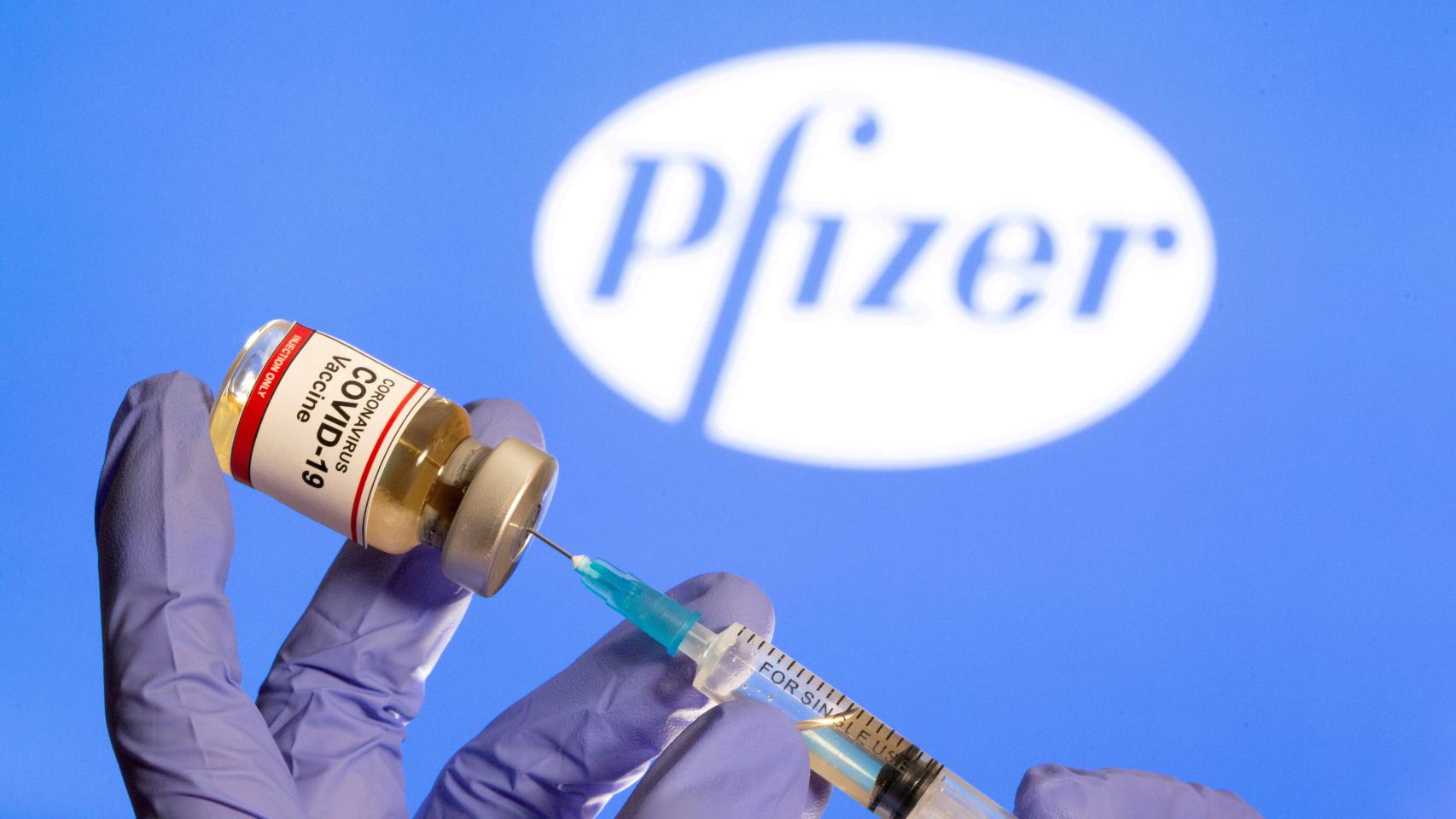 Una persona manipulando una dosis de Pfizer.