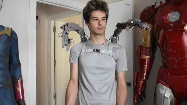 Tomás Castellanos probando los brazos mecánicos.