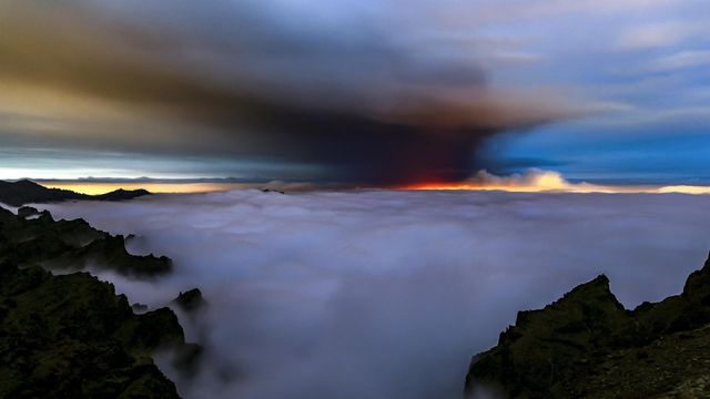 La nube de ceniza y dióxido de azufre que expulsa el volcán de La Palma.