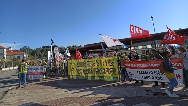 Bomberos forestales protestan ante la Xunta para reclamar estabilidad laboral.