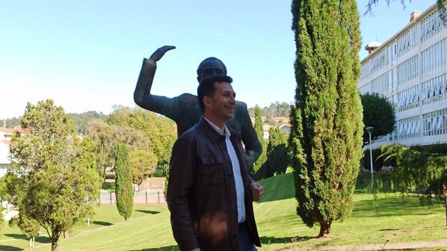 Caballero, ante la estatua del histórico dirigente socialista Pablo Iglesias en Santiago de Compostela