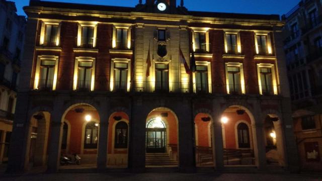 La fachada del Ayuntamiento de Zamora iluminada en color dorado