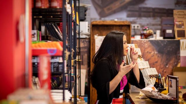Helen López, directora del Salón Internacional del Chocolate de Madrid, oliendo una onza de chocolate.
