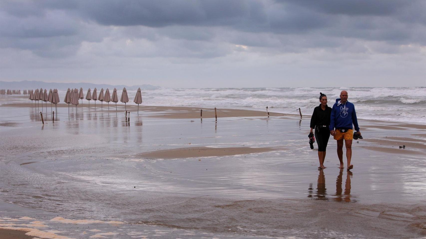 Gente paseando por una playa en Valencia, esta semana.