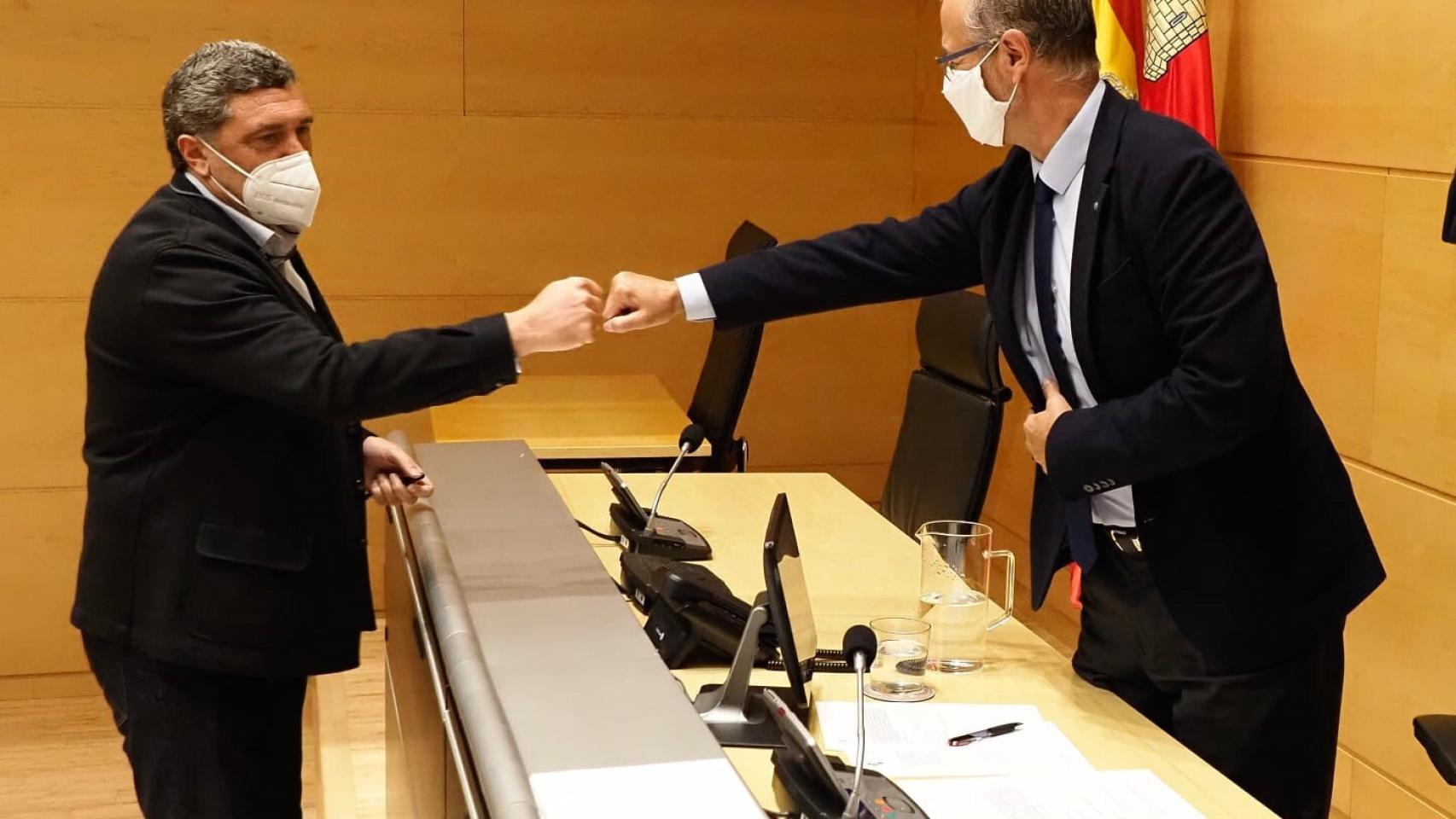 El presidente de la Comisión, Pedro José Pascual, y el presidente de las Cortes, Luis Fuentes