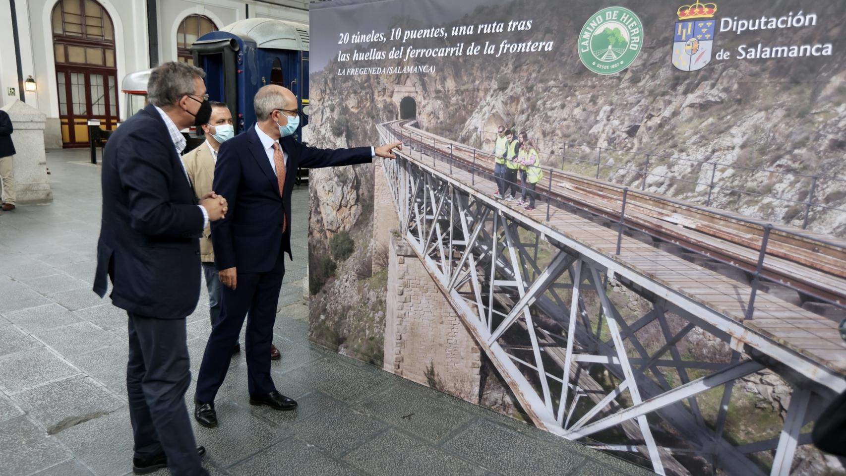 El presidente de la Diputación de Salamanca, Javier Iglesias, presenta el proyecto turístico 'Camino de Hierro'