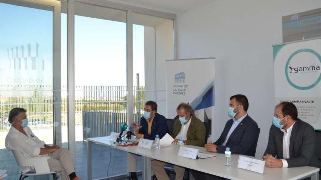 Representantes públicos y de la empresa, durante la presentación de la bioincubadora.