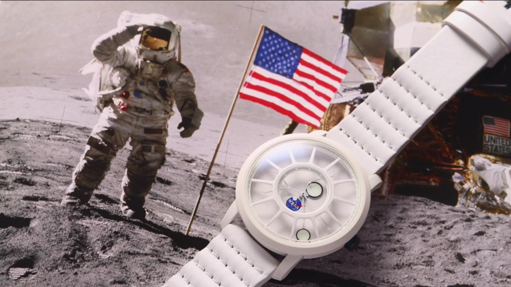 El reloj está hecho con rocas de meteorito.