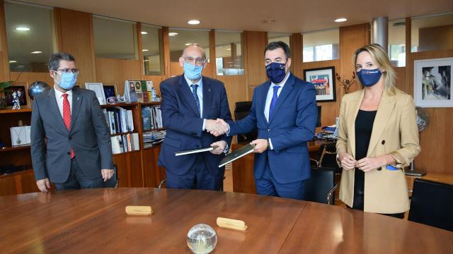 El rector de la UVigo y el conselleiro de Educación, acompañados por la delegada de la Xunta en Vigo y el vicerrector de Ordenación Académica y Profesorado.