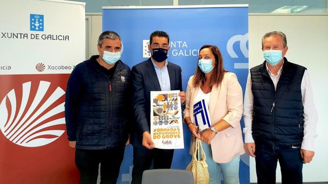 Representantes de Emgrobes y el delegado de la Xunta en Pontevedra, Luis López.