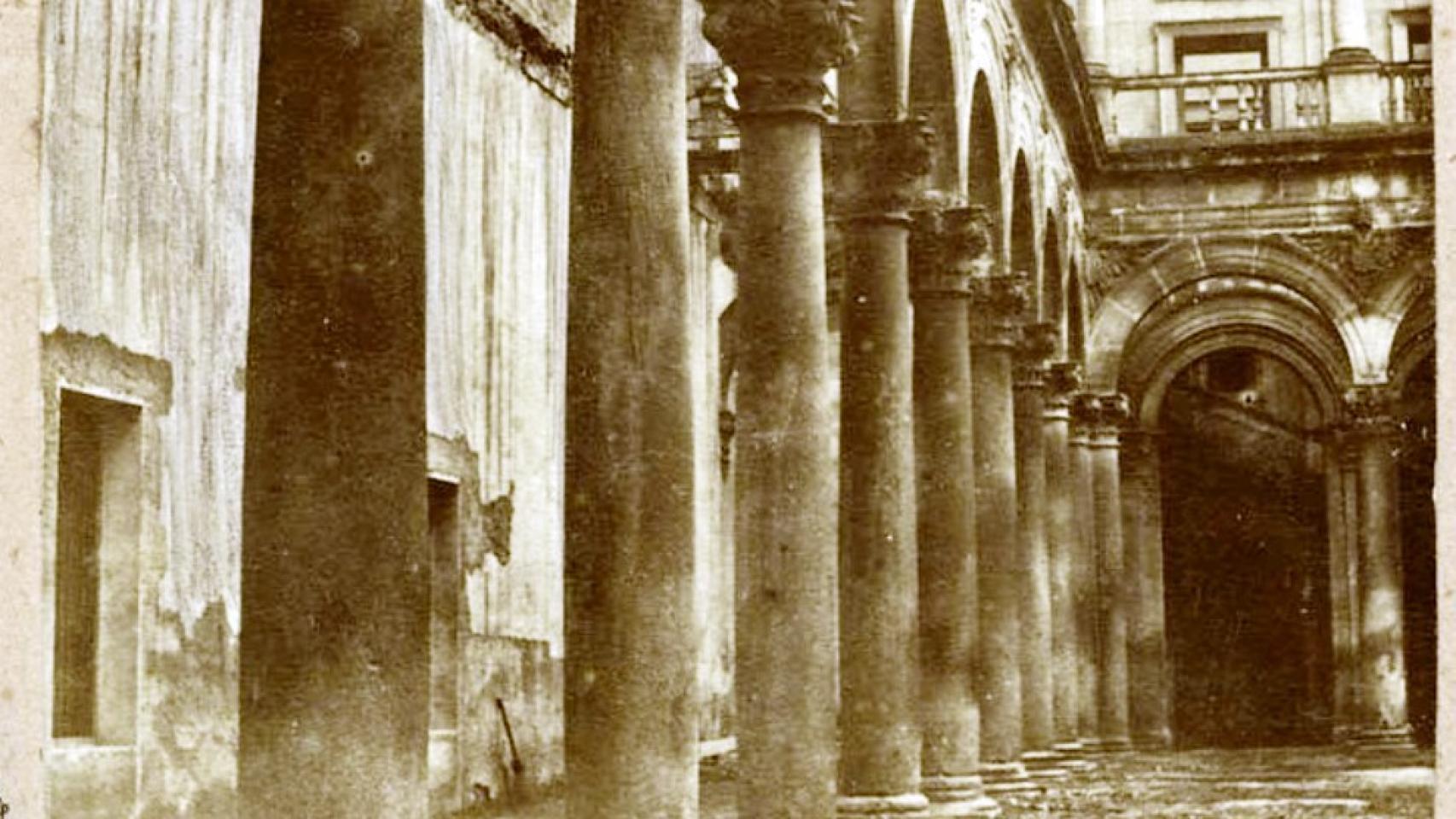 Patio del Alcázar de Toledo en 1857 por Eugène Sevaistre (Archivo Municipal de Toledo)
