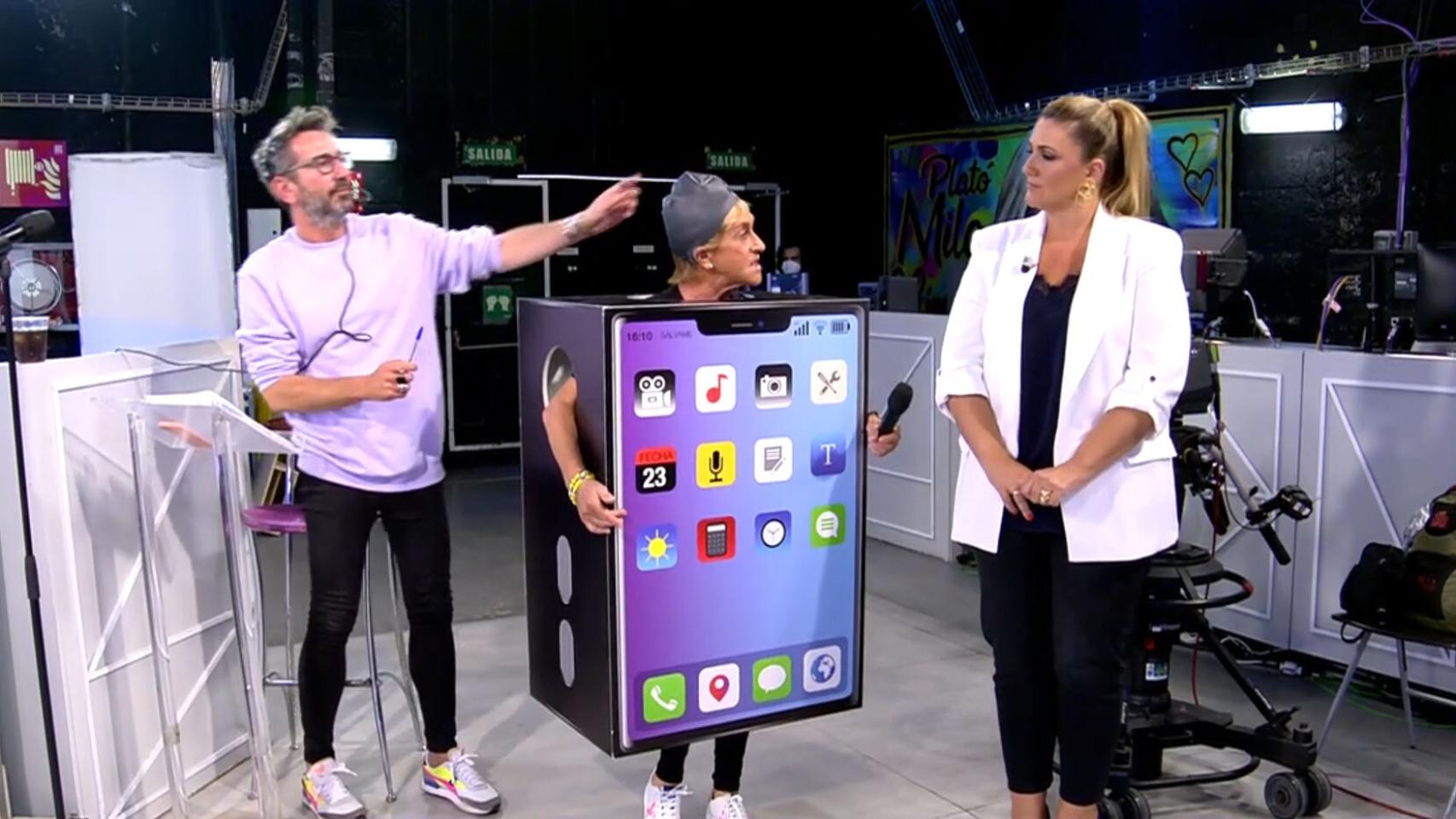 ‘Sálvame’ castiga a Chelo García Cortés disfrazándola por no coger el teléfono en vacaciones