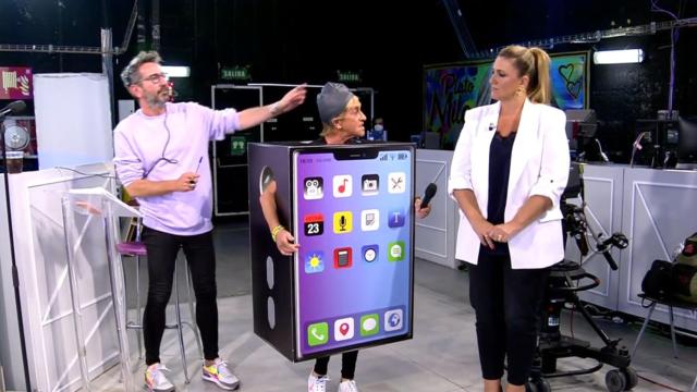 ‘Sálvame’ castiga a Chelo García Cortés disfrazándola por no coger el teléfono en vacaciones