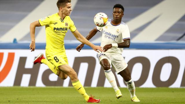 Juan Foyth y Vinicius se disputan un balón