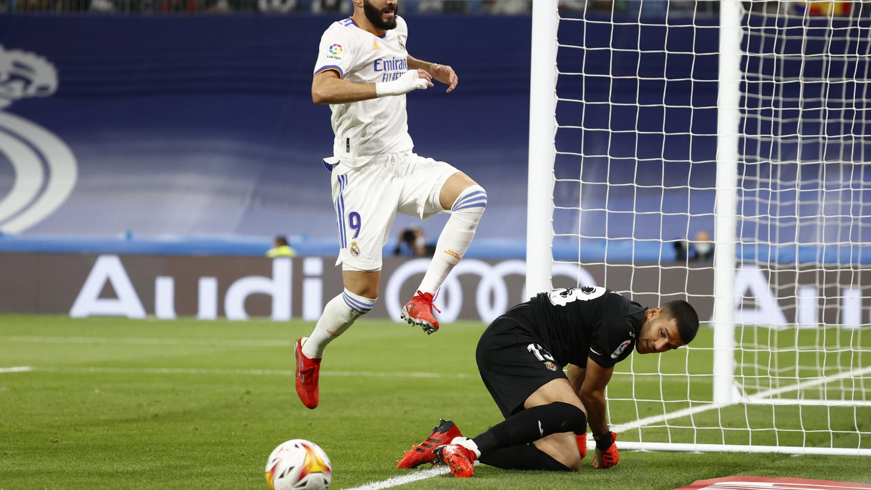 Karim Benzema tras una ocasión parada por Gerónimo Rulli