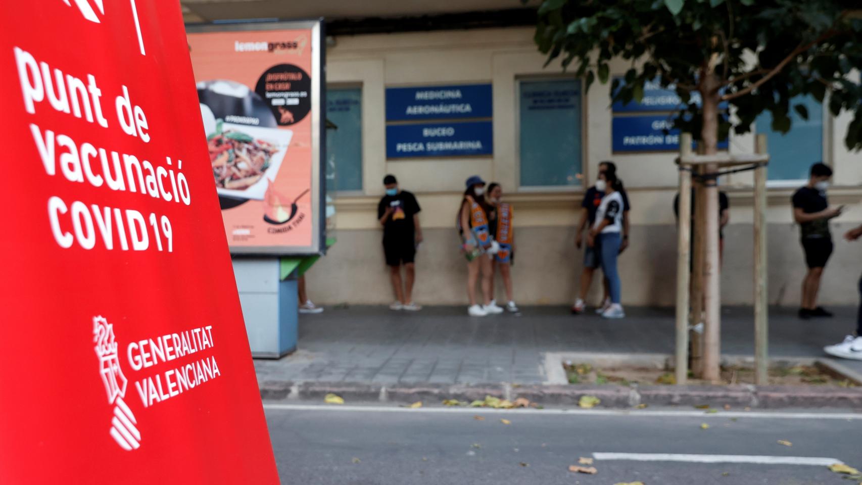 Sanidad aprieta el acelerador en la dosis de refuerzo y ya ha vacunado a un tercio de la población en riesgo.