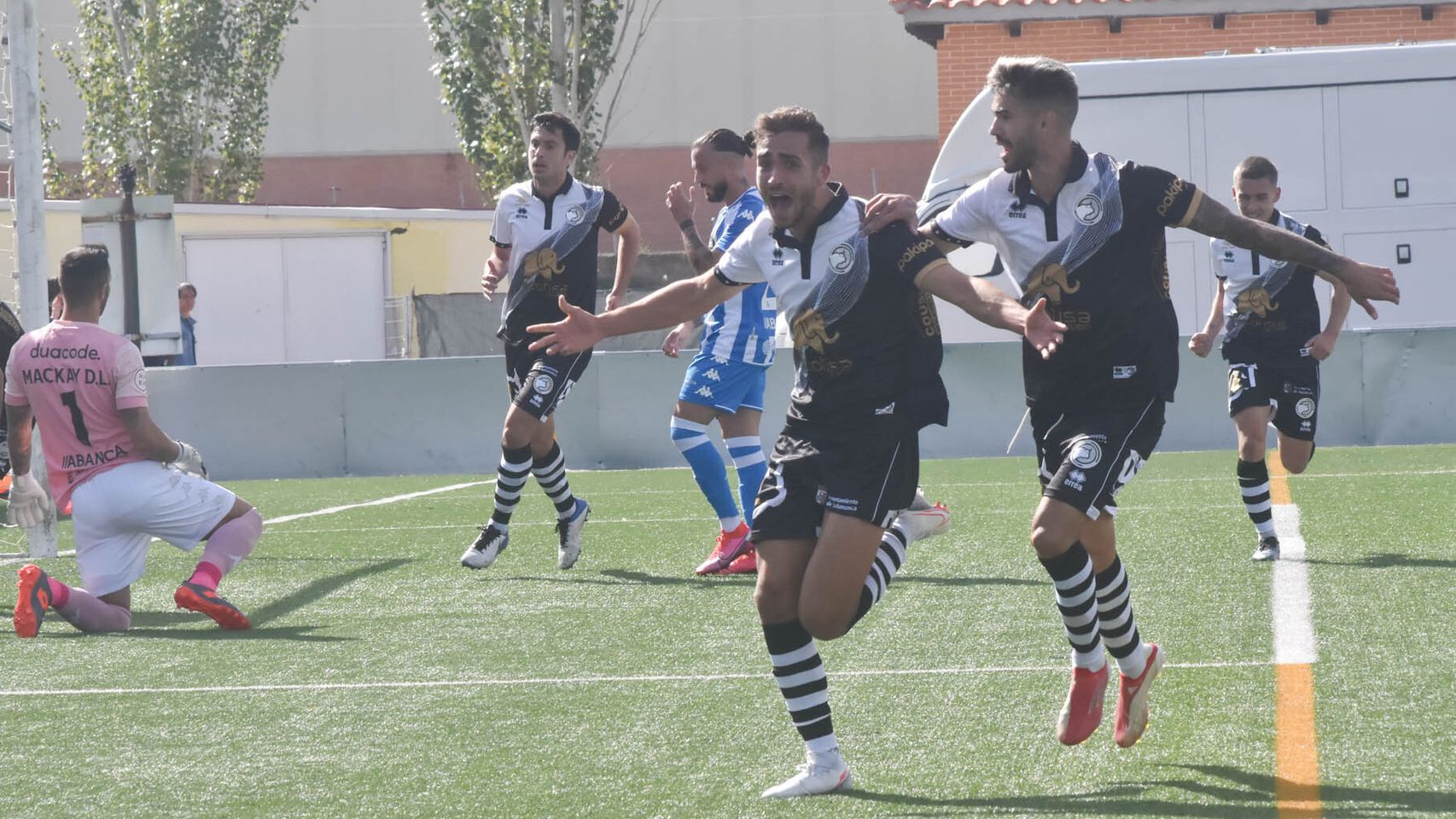 Salinas celebra el primer gol de Unionistas de Salamanca frente al RC Deportivo