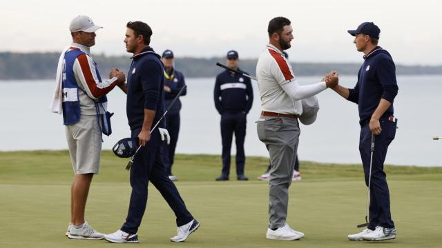 Jordan Spieth saludándose con Jon Rahm en la Ryder Cup