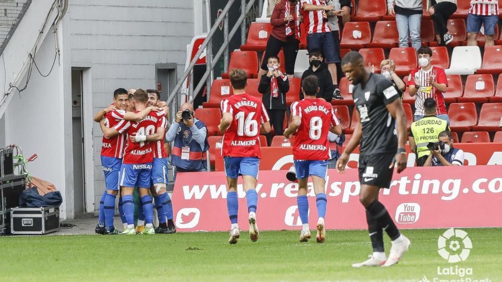 Los jugadores del Sporting celebran un gol ante Sekou.