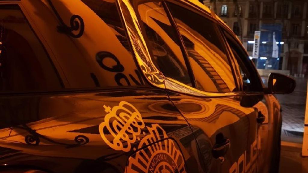 Vehículo de Policía Nacional de noche