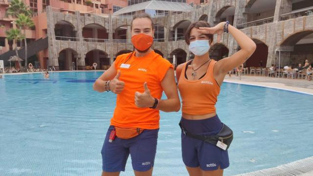 Guillermo y Thio en el hotel Holiday World Polynesia.