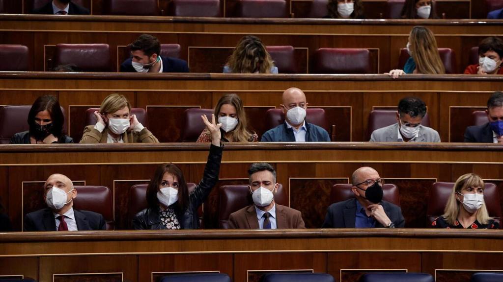 Una diputada explica a sus compañeros qué deben votar en el Congreso de los Diputados.