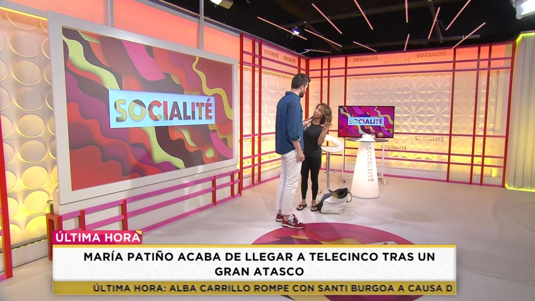 María Patiño presenta ‘Socialité’ en ropa deportiva y sandalias tras llegar tarde por un atasco