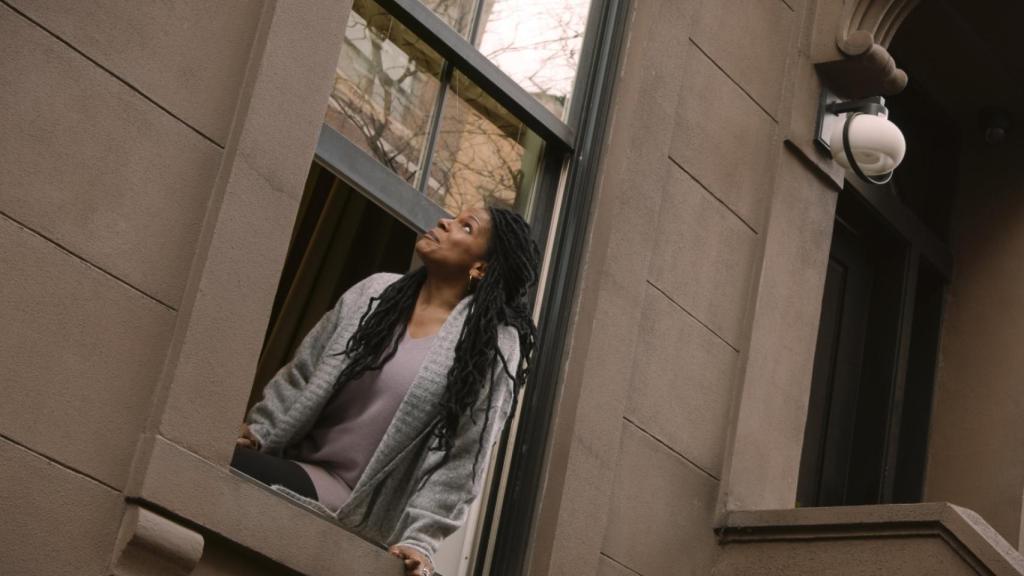 Rachel (Audra McDonald) encerrada en casa a causa de la pandemia.