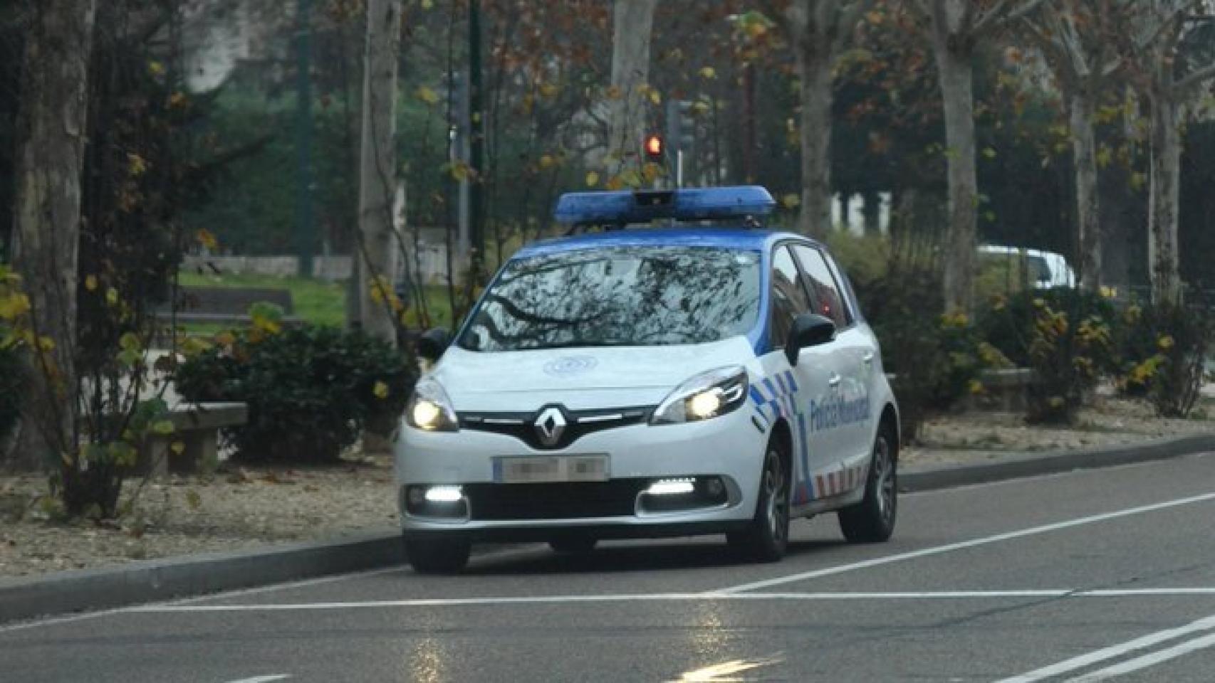 Coche de la Policía Local de patrulla por las calles de Valladolid