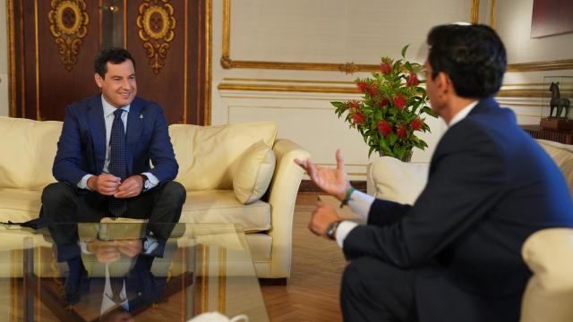 Juanma Moreno y el alcalde de Granada (PSOE), Francisco Cuenca, reunidos en la sede del Gobierno andaluz.