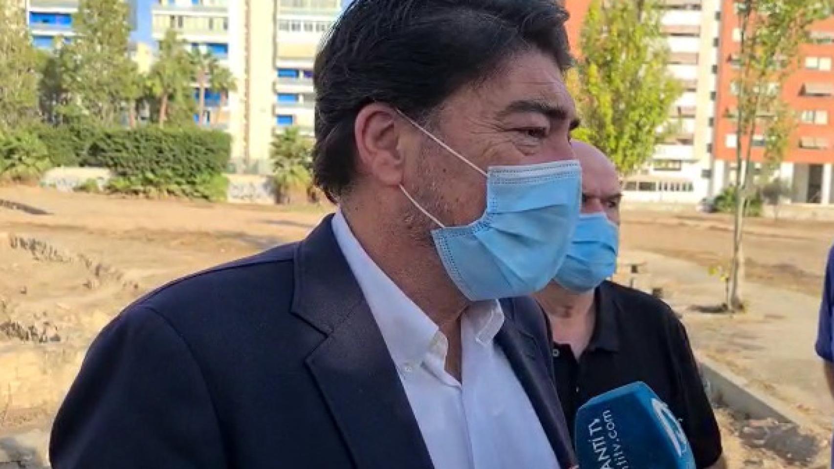 El alcalde de Alicante Luis Barcala tras su visita al yacimiento del Parque de las Naciones.