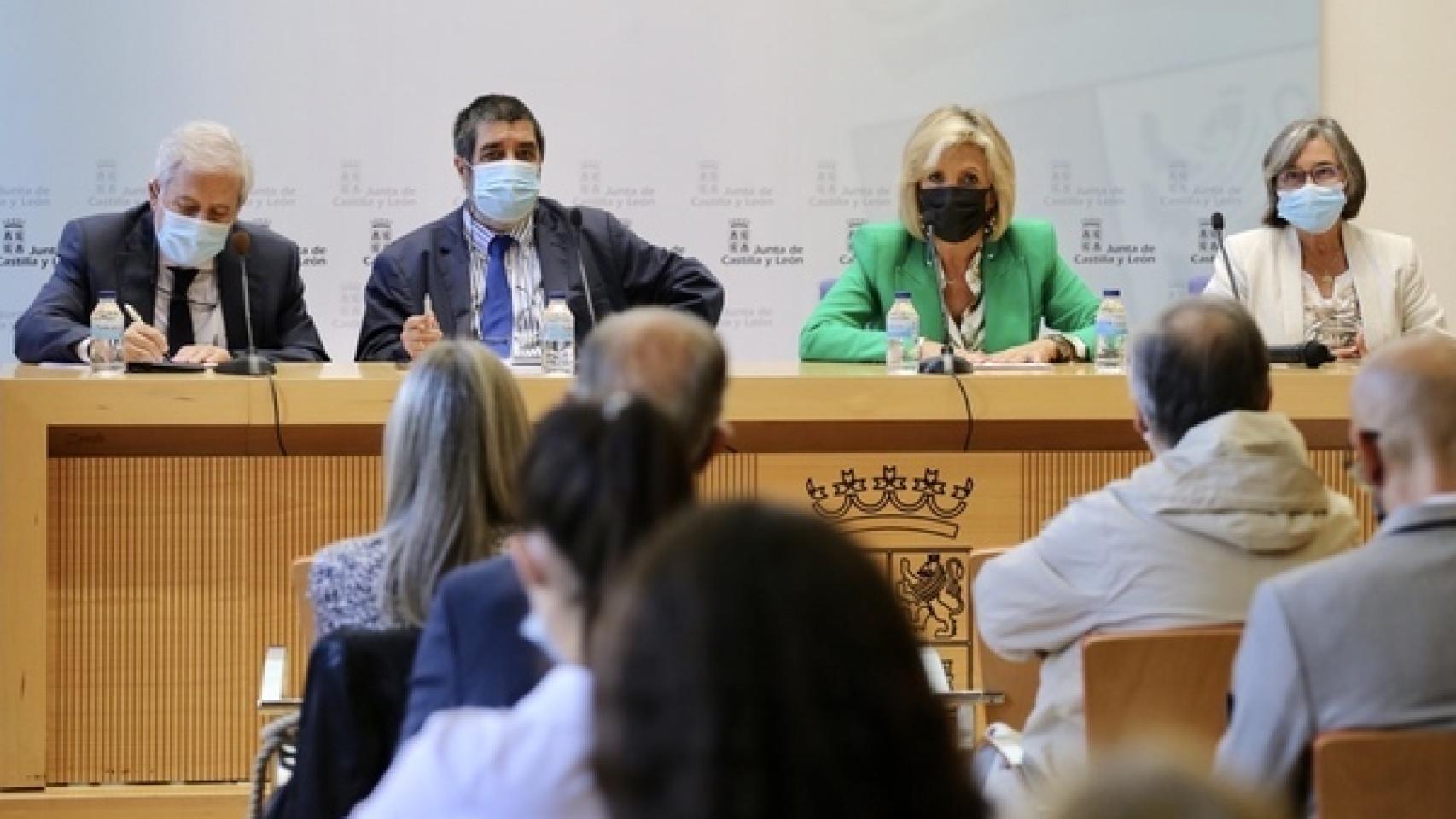 Un momento de la reunión de la consejera de Sanidad con los representantes de las sociedades de Atención Primaria