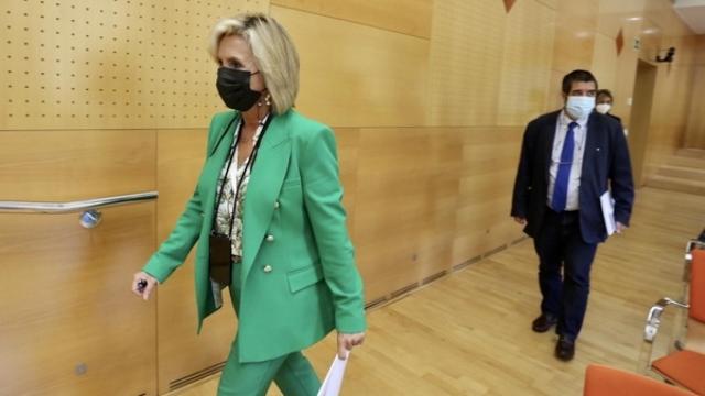 Verónica Casado se encamina a la reunión con los representantes de Atención Primaria