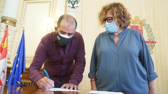 Charo Chávez y Raúl García firman el convenio de colaboración