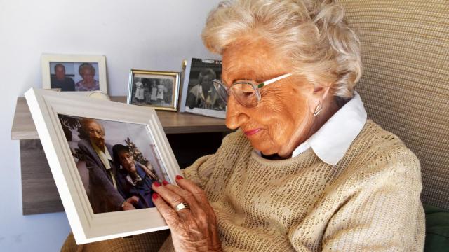 Pilar Merino mira con cariño una foto suya junto a Amable García