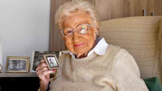 Pilar Merino posa con una fotografía antigua de Amable García