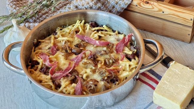 Pasta con pastrami y cebolla caramelizada, una receta alemana de Späztle