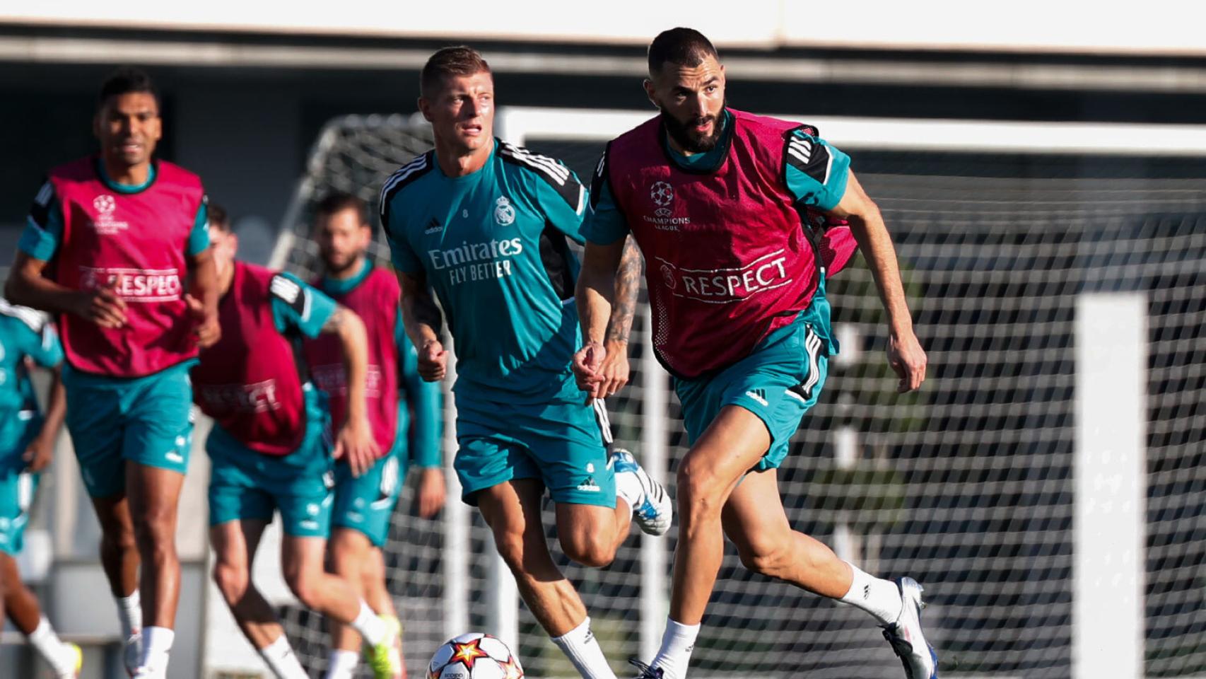 Karim Benzema, con el balón durante el partido de entrenamiento